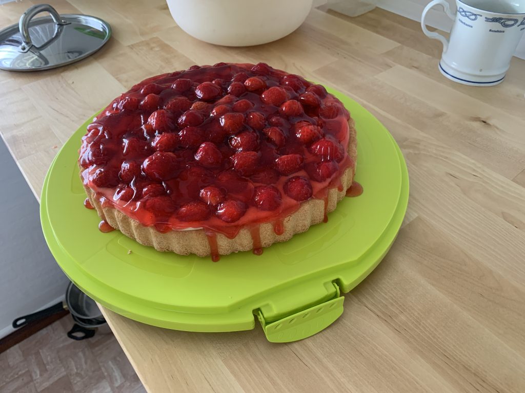Kuchen mit noch flüssigem Tortenguss