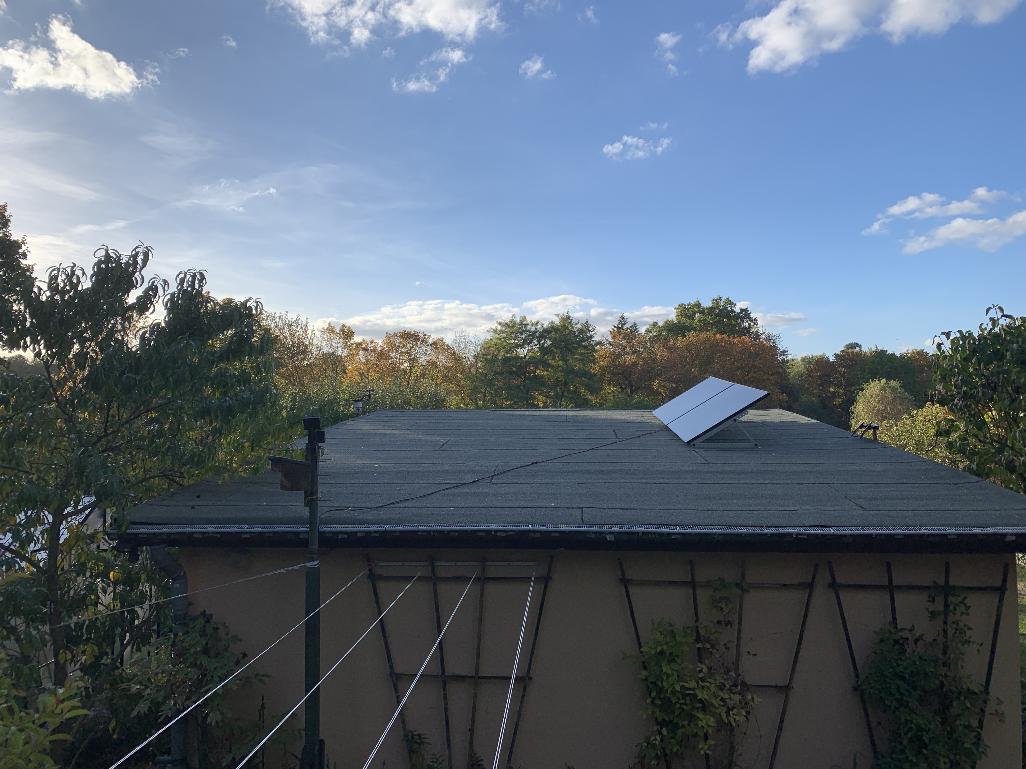 Solarpanele auf dem Dach eines Kleingartenbungalows Solarpanele auf dem Dach eines Kleingartenbungalows