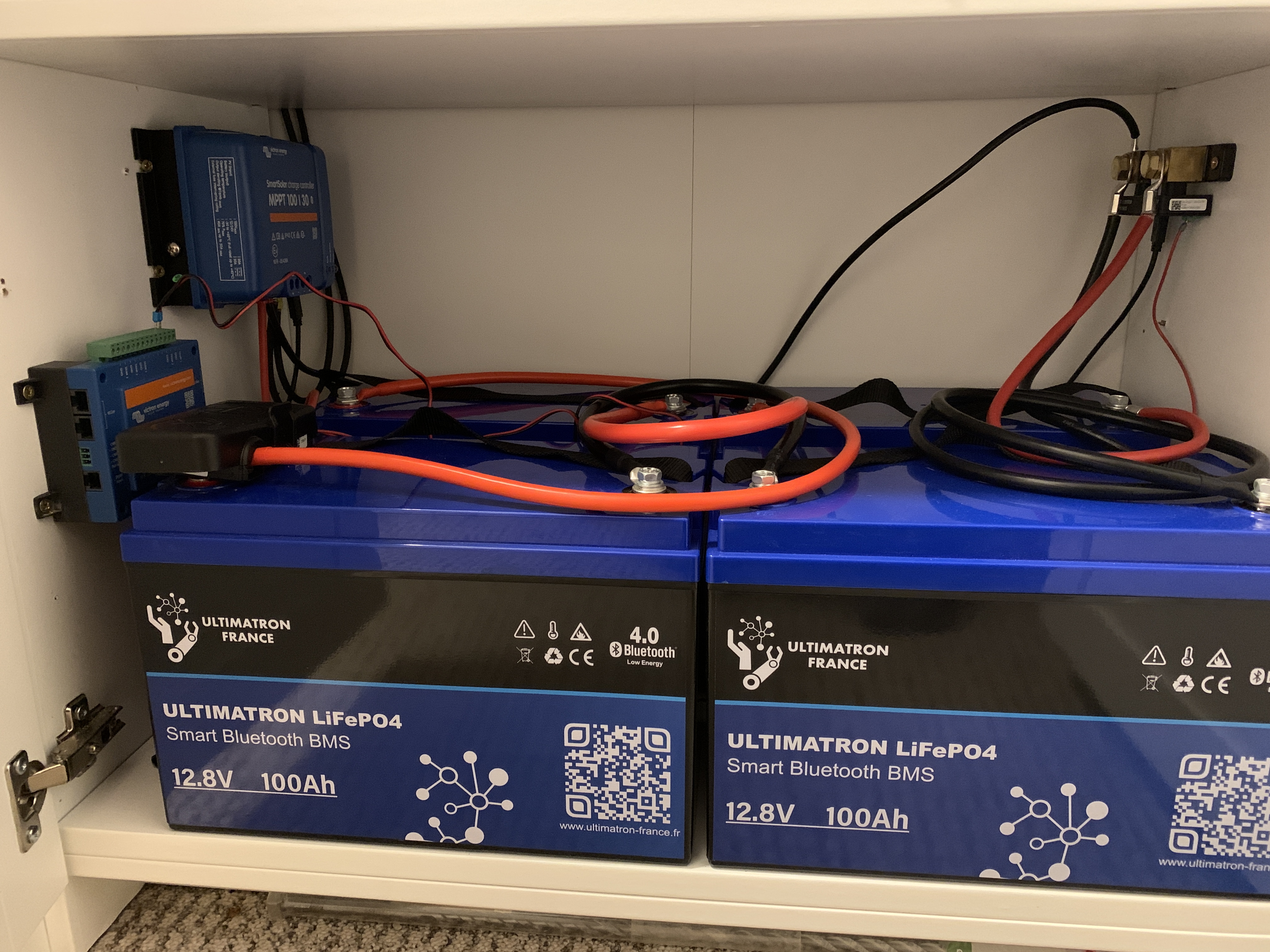 Laderegler (oben links), Steuerungseinheit (mitte links), Batterien (mitte) und SmartShunt (oben rechts) Laderegler (oben links), Steuerungseinheit (mitte links), Batterien (mitte) und SmartShunt (oben rechts)