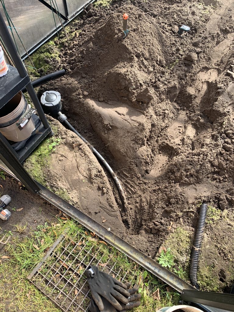In einem kleinen Graben wurde die Bewässerungsleitung (einschließlich Wassersteckdose) verlegt
