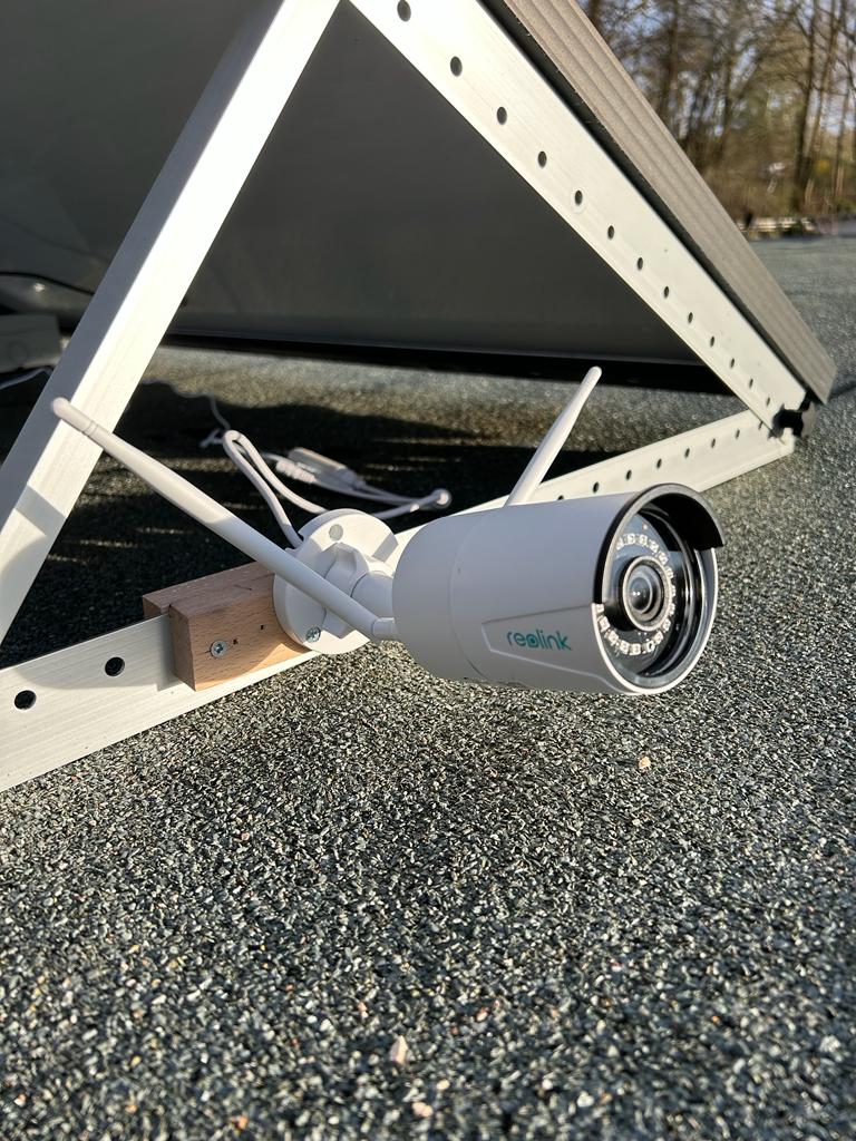Befestigte Kamera am Gestell der Solarpanele