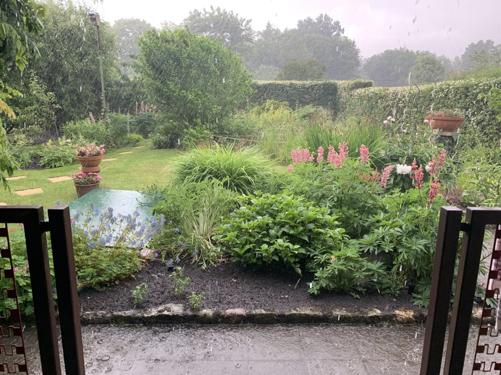 Platzregen verwandelte Wege zu reißenden Bächen