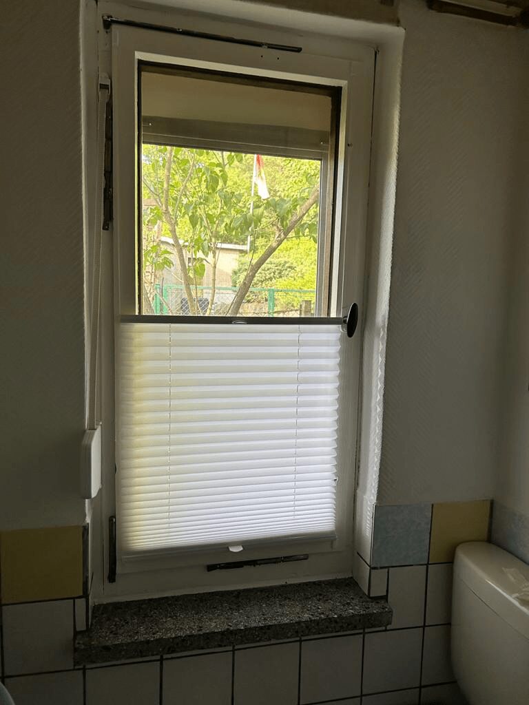 "Man muss da nochmal ran" - Badezimmerfenster nach dem Zweitanstrich