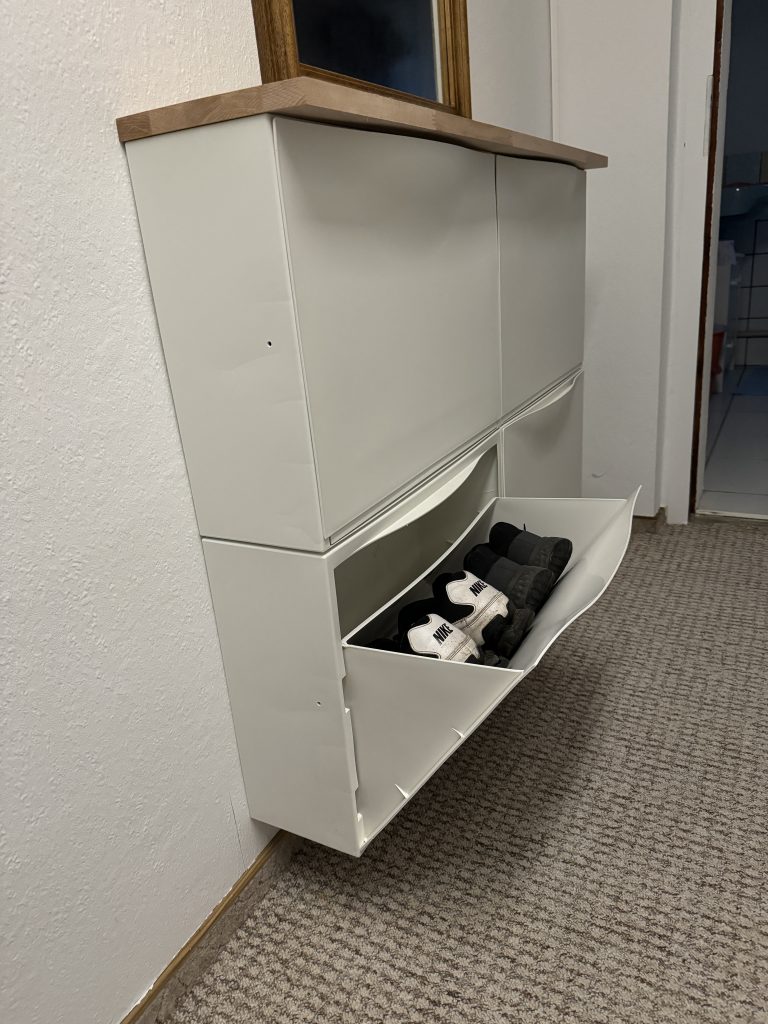 Handtücher, Geschirrtücher, Schuhe und eine Rumpelkiste. Der sonst tote Platz wird nun sinnvoll verwendet.