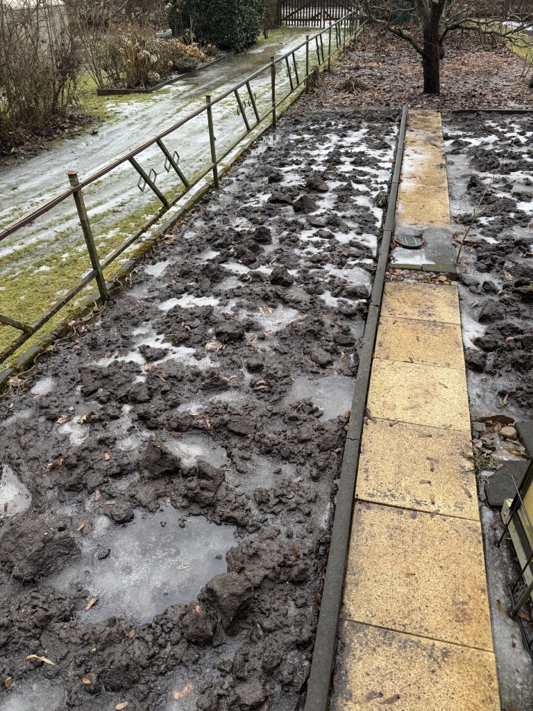 Das Wasser steht auf den "Feldern" und kann durch den gefrorenen Boden nicht versickern