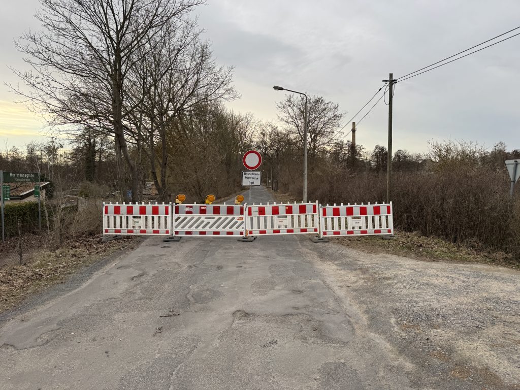 Wegen Brückenneubau gesperrte Straße
